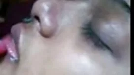 Tyttö nauhoittamassa ...