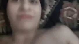 Teini makuuhuoneessa ...