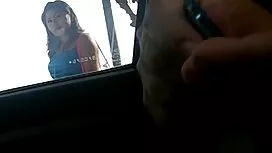 Kaunis brunette lasi ...