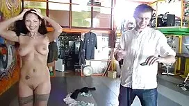 Blondi sohvalla. ilm ...