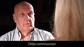 Aikuinen tyttö koken ...