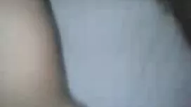 Tyttö valkoisissa su ...
